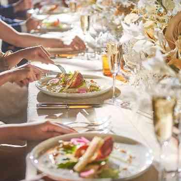 温かみのある会場はリラックスしながら料理も楽しめる