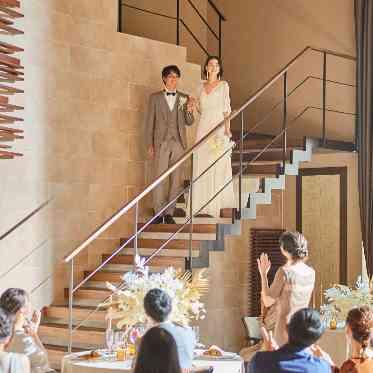 アルカンシエル luxe mariage 名古屋 階段からの入場はゲストも楽しみな演出の一つ★