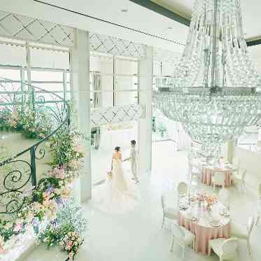 シャンデリア・螺旋階段・真っ白の空間…花嫁の憧れがつまった会場★
