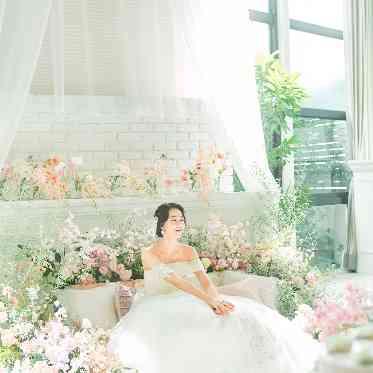 天井高い室内テラスは、窓もあり開放感抜群