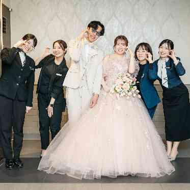 アルカンシエル luxe mariage 名古屋 有難いことに、お開喜直後おふたりがスタッフとお写真を撮ってくださいました！