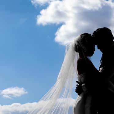アルカンシエル luxe mariage 名古屋 青空をバックに前撮りの一枚