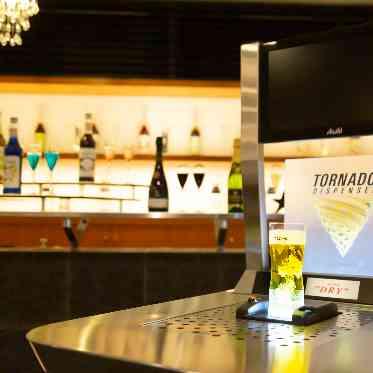 アルカンシエル luxe mariage 名古屋 なんと!下から注がれるトルネードビール!披露宴前から嬉しい一杯です。