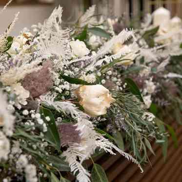 アルカンシエル luxe mariage 名古屋 木目調の会場はくすみ系のコーディネートと相性抜群!