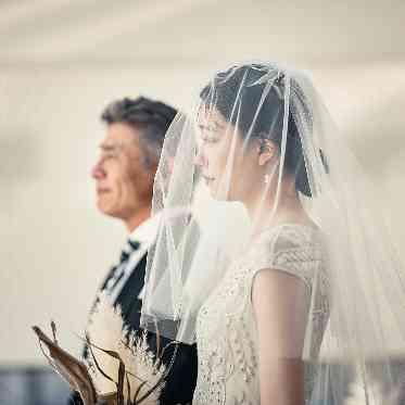 SCAPES THE SUITE(スケープス ザ スィート) 砂浜のバージンロード真っすぐ進む入場シーン