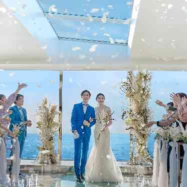 SCAPES THE SUITE(スケープス ザ スィート) 碧い空と海が広がる中でゲストのフラワーシャワーに包まれる