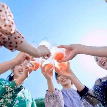 SCAPES THE SUITE(スケープス ザ スィート) 青空の下でウェルカムドリンク片手にゲストと乾杯