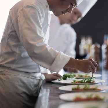 SCAPES THE SUITE(スケープス ザ スィート) お料理でもてなす時間。オープンキッチンから香りや躍動感を演出として楽しめる披露宴