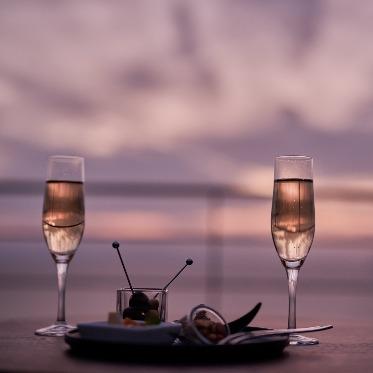 SCAPES THE SUITE(スケープス ザ スィート) 開放感ある屋上の貸切テラス。波音と海風を五感で感じ非日常の刻を過ごせる。