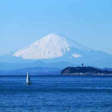 碧い海と富士山を背景に記念の1枚をのこす