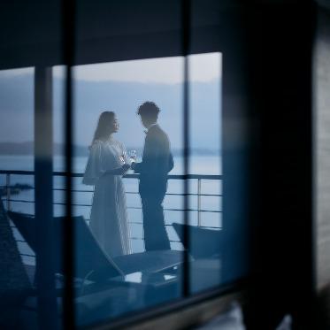 SCAPES THE SUITE(スケープス ザ スィート) バルコニーにて海をバックに