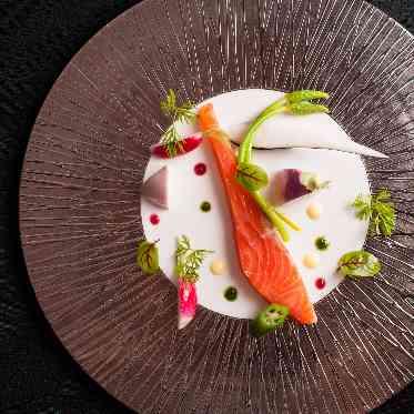 近郊漁港でとれた魚介類も絶品