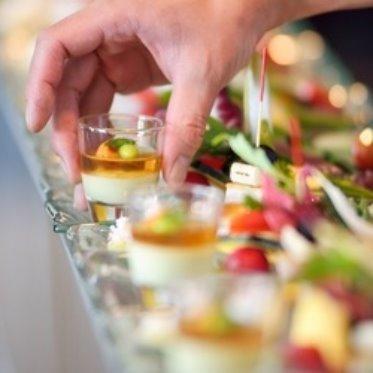 SCAPES THE SUITE(スケープス ザ スィート) オープンキッチンには出来立てのお料理がずらりと並ぶ。