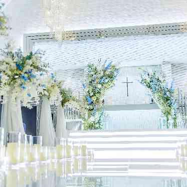 アルカンシエル横浜 luxemariage 【白亜のクリスタルチャペル】床から光を放ちより美しく見える様設計