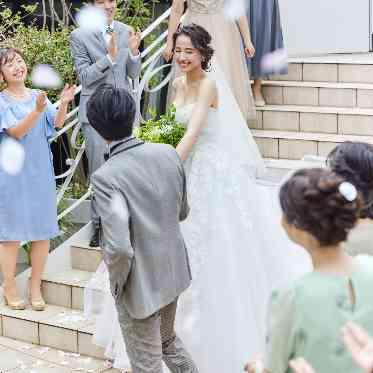 アルカンシエル横浜 luxemariage 温かな笑顔と拍手に包まれてのフラワーシャワー