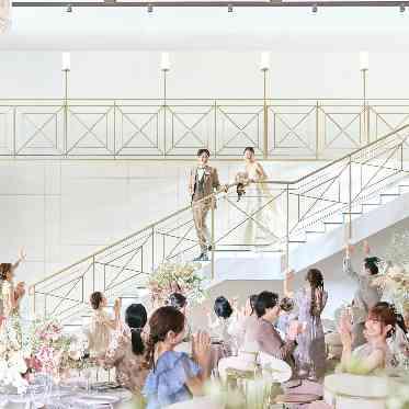 アルカンシエル横浜 luxemariage 光る階段×ゴールドをあしらった階段は入場も映える!