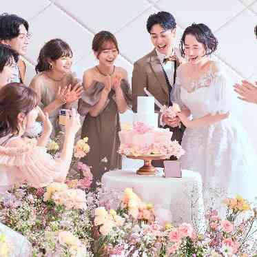 アルカンシエル横浜 luxemariage ケーキの演出も様になるのは白亜の空間だからこそ!