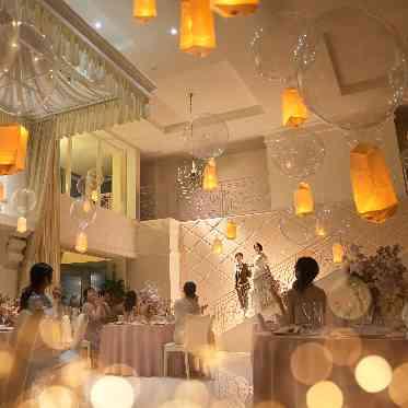 アルカンシエル横浜 luxemariage 開放感溢れる空間だからこそランタン演出も映える