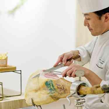 アルカンシエル横浜 luxemariage スペイン産のイベリコ豚の生ハムは、シェフが目の前でカッティングいたします!