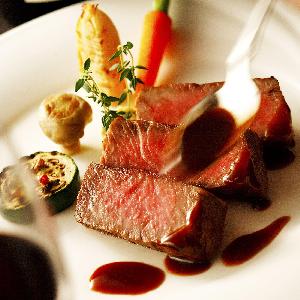 アルカンシエル横浜 luxemariage 100℃に温められたお皿にソースを描くと、「ジュッ」という音がします。