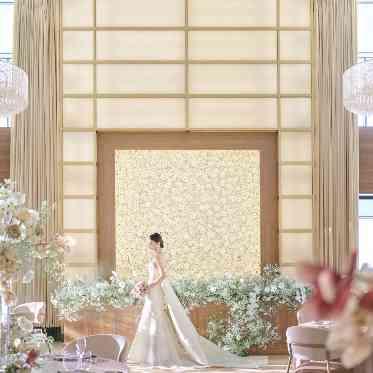アルカンシエル横浜 luxemariage テーブルはもちろん、壁面だけでも華やかな『ルミエール』