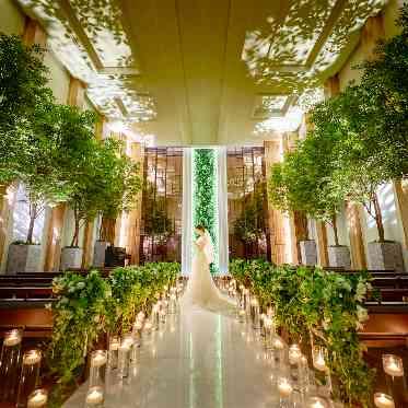 最新の調光設備にも注目。キャンドル煌めくロマンチックチャペル