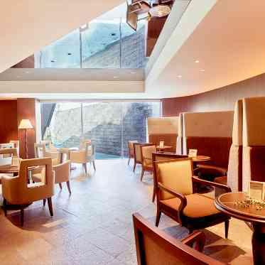 Argent Parme(アージェントパルム) ●BRASSグループ 自然光がたくさん入る明るい待合室