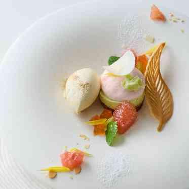 Argent Parme(アージェントパルム) ●BRASSグループ けやきがモチーフの葉がのったデザート