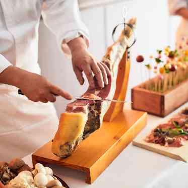 Argent Parme(アージェントパルム) ●BRASSグループ シェフチームがサーブしてくれる生ハムビュッフェ