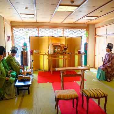 料亭 か茂免 神社から宮司・巫女を呼び、館内にて神前式