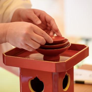 料亭 か茂免 大中小、3つの杯を新郎新婦交互に飲みあう、『三々九度』で夫婦の契りを結びます。