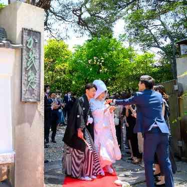 料亭 か茂免 待合室でゲストの皆様に作っていただいた、折り鶴シャワーでのご退場。