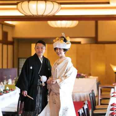 料亭 か茂免 温かみのある和の空間で、肩肘張らずリラックスした雰囲気の披露宴。
