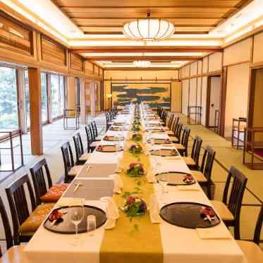 料亭 か茂免 向い合せの長テーブルは、ゲストとの距離も近く、会話もしやすいと好評！