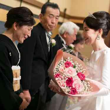 料亭 か茂免 披露宴の結びには、親御様への感謝の花束を。