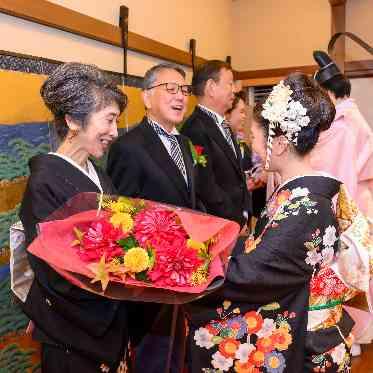 料亭 か茂免 披露宴の結びには、親御様への感謝の花束を。