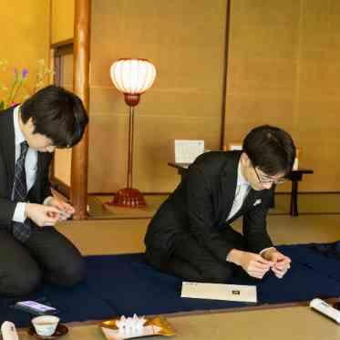 料亭 か茂免 挙式の待ち時間にて、ゲストに折鶴を作っていただく様子。