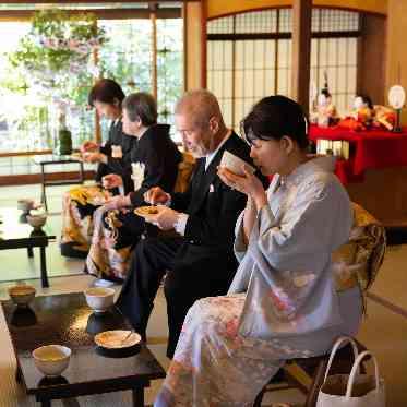 料亭 か茂免 待合室にてお抹茶や和菓子ビュッフェのおもてなしもおすすめ。