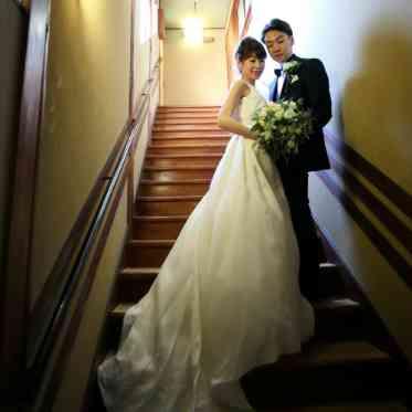 料亭 か茂免 階段を使ったウェディングフォト