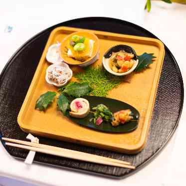 料亭 か茂免 目でも楽しめるよう、器にもこだわりを持っております。