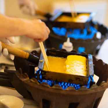 料亭 か茂免 会場内での出汁巻玉子のパフォーマンス