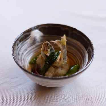 料亭 か茂免 『鮎のシャチホコ揚げ』見た目でも楽しんでいただけるように。