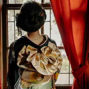 料亭 か茂免 引き振袖は帯結びが見えるため、より華やかな印象に by 新木屋