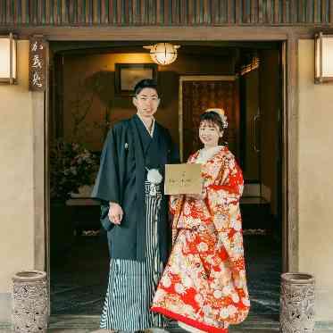 料亭 か茂免 鮮やかな赤の色打掛 by TAKAMI BRIDAL