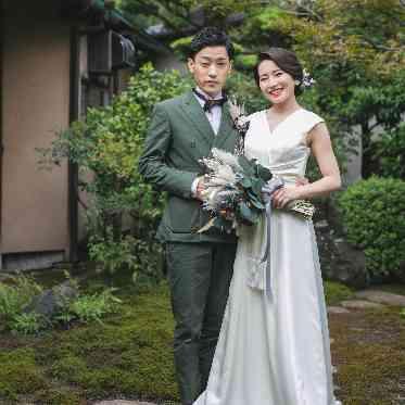 料亭 か茂免 ナチュラルな装いは庭園の雰囲気にもマッチします。by ドレスベネデッタ