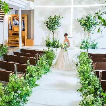 AILE d’ANGE garden(エル・ダンジュ ガーデン) 後方にいくほど椅子が高くなるシアタースタイルチャペル