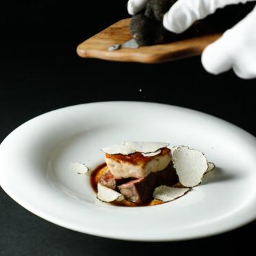 AILE d’ANGE garden(エル・ダンジュ ガーデン) 目の前でトリュフをスライス。贅沢な一皿にゲストも笑顔に。