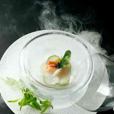 AILE d’ANGE garden（エル・ダンジュ ガーデン） 煙の中からお料理が！ゲストが「わっ」と驚く演出料理。