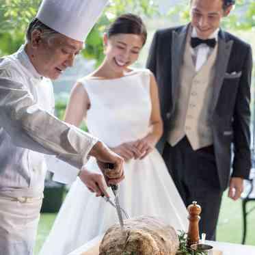 AILE d’ANGE garden（エル・ダンジュ ガーデン） 会場内でシェフによる切り分けサービスも