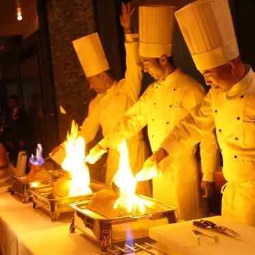 AILE d’ANGE garden（エル・ダンジュ ガーデン） 会場内でフランベ演出！お肉料理の仕上げにゲストからも歓声が！